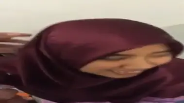 Asisten Jilbab Disuruh Bj Di Kantor poster