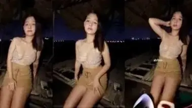 Bokep Cewek Cantik Indo Diajak Ngewe Di Gubuk poster