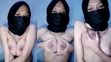 Bokep Jilbab Ukhti Live Pamer Susu Menawan Sekali poster